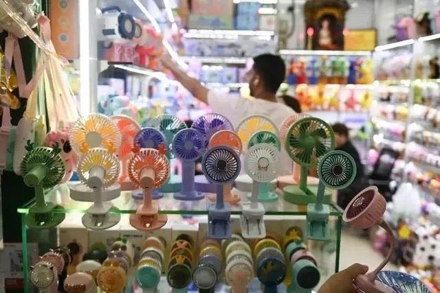 △近期，客商在浙江義烏國際商貿城采購商品。