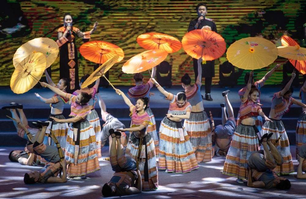 2023年1月18日，以“同心筑厚誼 攜手共發(fā)展”為主題的2023年中越跨國春節(jié)聯(lián)歡晚會在云南省紅河哈尼族彝族自治州河口瑤族自治縣舉行，越南老街省民族藝術歌舞團的演員在晚會上表演歌舞《漂浮在云端的節(jié)日》。新華社記者 胡超 攝