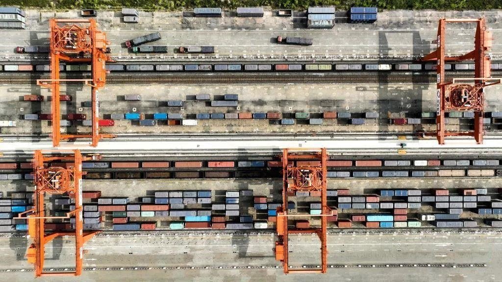 △2023年11月12日，火車在廣西欽州港碼頭裝運集裝箱。