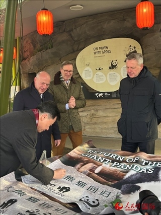 吳墾大使簽名。人民網(wǎng)記者 徐馨攝