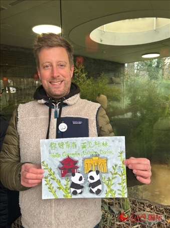 特別從法國(guó)趕來送別“夢(mèng)想”“夢(mèng)圓”的專業(yè)級(jí)熊貓粉絲 Pouille先生和此次征集的兒童作品。人民網(wǎng)記者 徐馨攝