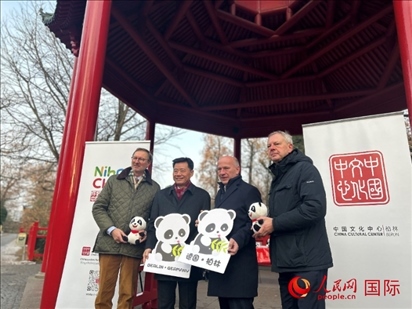 中國(guó)文化中心組織的主題活動(dòng)現(xiàn)場(chǎng)。從左至右依次為柏林動(dòng)物園園長(zhǎng)克尼里姆、中國(guó)駐德國(guó)大使吳懇、柏林市長(zhǎng)韋格納、柏林動(dòng)物園監(jiān)事會(huì)主席布魯克曼。人民網(wǎng)記者 徐馨攝