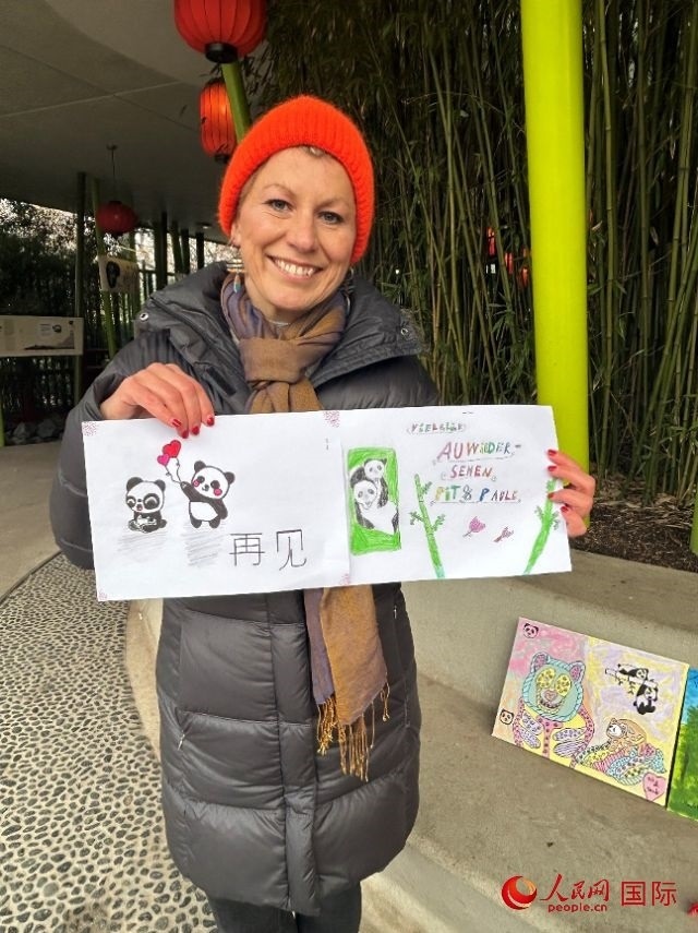 桑德拉和德國(guó)小朋友們的作品。右圖寫著“祝福好運(yùn)，再見 Pit和Paule（“夢(mèng)想”“夢(mèng)圓”的德語(yǔ)名字）”。人民網(wǎng)記者 徐馨攝