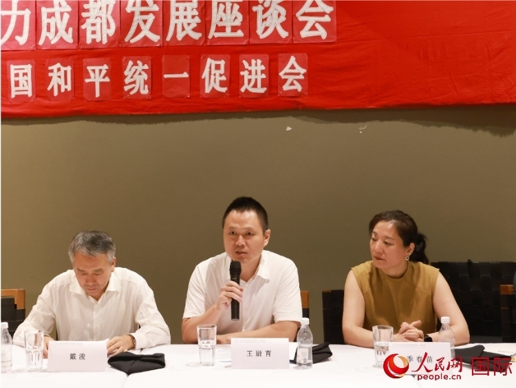 中國駐里約總領(lǐng)館副總領(lǐng)事王尉育（中）在座談會(huì)中致辭。人民網(wǎng)記者 陳海琪攝