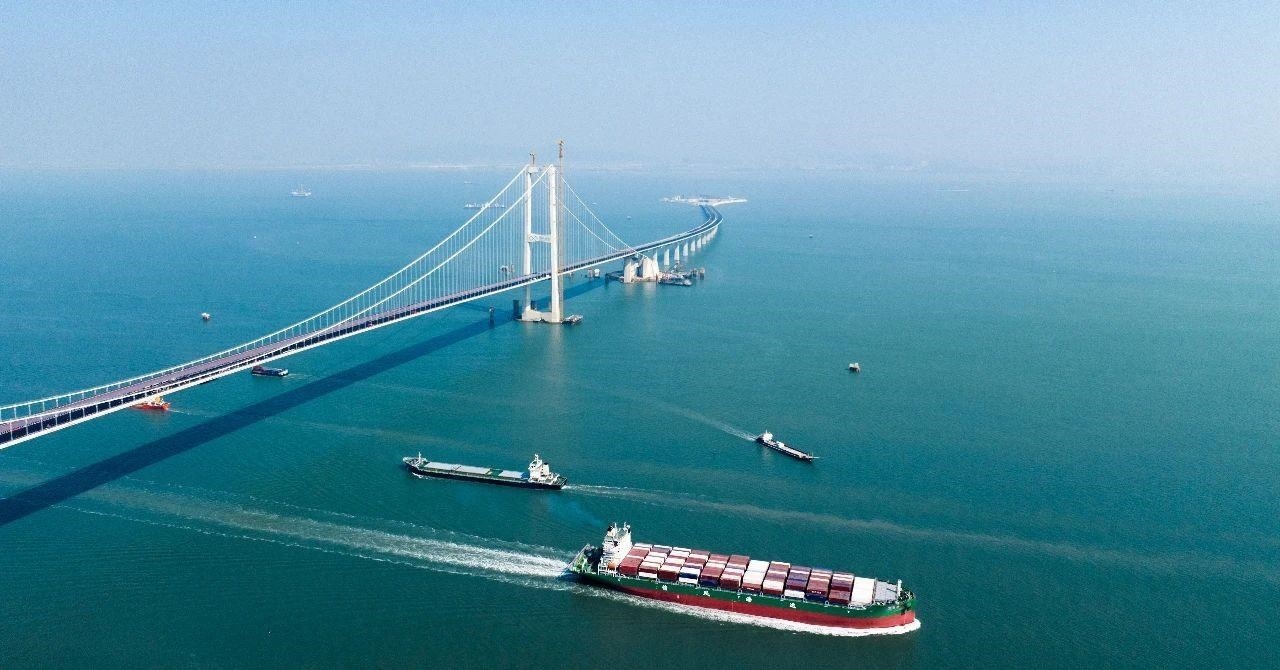 △2023年11月28日，國家重大工程深中通道海底沉管隧道貫通。