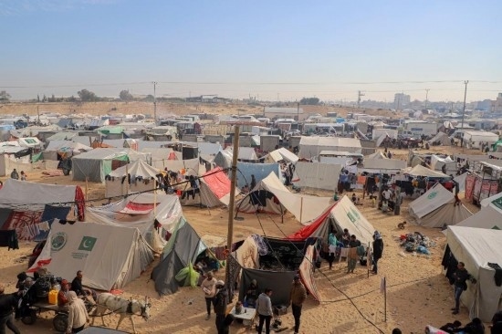  這是12月8日在加沙地帶南部城市拉法拍攝的臨時(shí)營(yíng)地。新華社發(fā)（里澤克·阿卜杜勒賈瓦德攝）