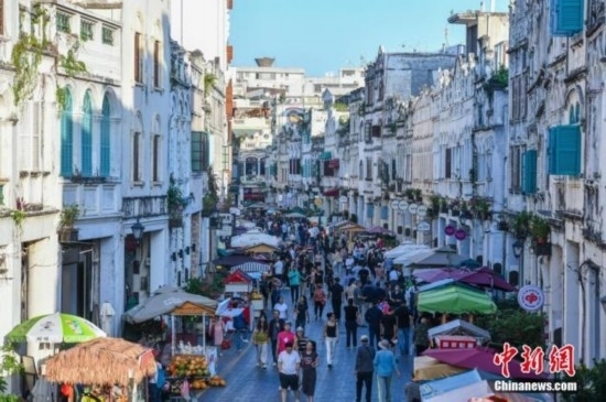 圖為海口騎樓老街游客如織。 <a target='_blank' href='/' ><p align=