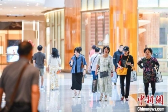 圖為顧客在cdf?？趪?guó)際免稅城內(nèi)選購(gòu)商品。<a target='_blank' href='/' ><p align=