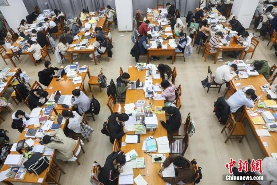 資料圖：眾多考研學(xué)生在南昌大學(xué)圖書館的自習(xí)室內(nèi)復(fù)習(xí)備考。劉力鑫 攝