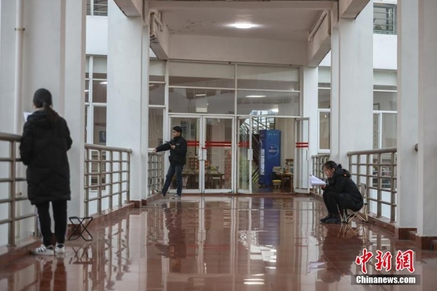 資料圖：幾位考研學(xué)生在南昌大學(xué)教學(xué)樓的天橋上復(fù)習(xí)備考。劉力鑫 攝