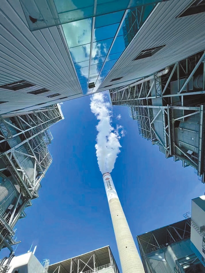  綠色低碳 近日，來(lái)自10余個(gè)國(guó)家的國(guó)際青年跟隨“世界青年能源行”活動(dòng)走進(jìn)國(guó)家能源集團(tuán)江蘇泰州電廠。作為亞洲最大火電二氧化碳捕集、利用與封存項(xiàng)目，該項(xiàng)目每年可捕集消納二氧化碳50萬(wàn)噸。 美國(guó)籍演員、主持人 史蒂文·韋德斯攝 “走在電廠里，體驗(yàn)各種高科技，真切感受到中國(guó)在清潔能源方面發(fā)展迅速，許多技術(shù)走在了世界前列。”