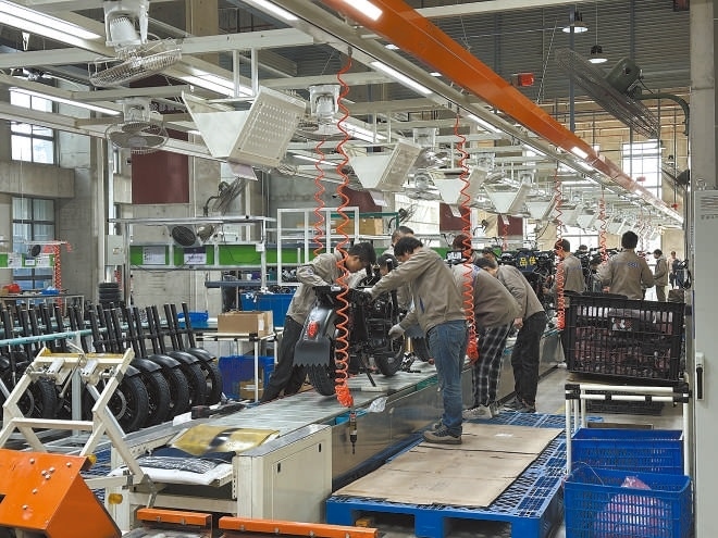  產(chǎn)業(yè)領(lǐng)跑 在長(zhǎng)三角一體化發(fā)展格局下，新能源制造業(yè)通過(guò)產(chǎn)業(yè)集群協(xié)同發(fā)展，形成現(xiàn)代化產(chǎn)業(yè)體系。圖為位于江蘇常州市的比亞迪工廠內(nèi)，工作人員正在組裝銷往非洲國(guó)家的電動(dòng)摩托車。 拉丁美洲通訊社古巴籍?dāng)z影記者 朗尼·洛佩茲（中文名羅帥）攝