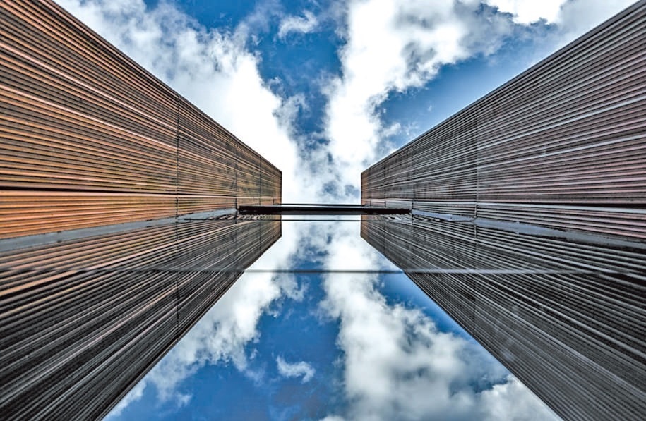  開(kāi)放共享 今年9月，改造升級(jí)后的上海凝聚力工程博物館開(kāi)門迎客。博物館大廳公共區(qū)域在功能提升、資源整合后，釋放更多公共服務(wù)空間，帶給市民更多新體驗(yàn)。 上海某餐廳法國(guó)籍廚師 邁克爾·溫德林?jǐn)z