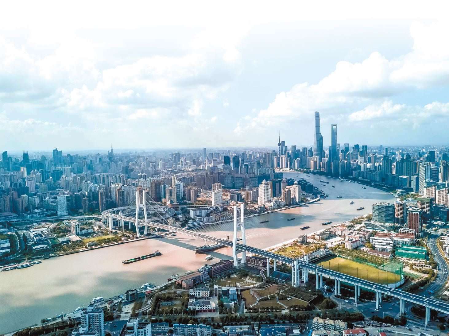  潮起東方 上海黃浦江兩岸高樓林立，風(fēng)光無(wú)限。近年來(lái)，上海以開(kāi)放創(chuàng)新之姿，謀劃推動(dòng)高質(zhì)量發(fā)展，奮力開(kāi)創(chuàng)長(zhǎng)三角一體化新局面。 德國(guó)籍導(dǎo)演、建筑師、攝影師 馬克·西格蒙德攝 “起初，我被東方古國(guó)的悠久歷史文化吸引來(lái)到中國(guó)。在上海生活的10多年間，我見(jiàn)證了這座城市的發(fā)展歷程，也感受到它兼具傳統(tǒng)與現(xiàn)代的獨(dú)特魅力?！? /></p> <p style=