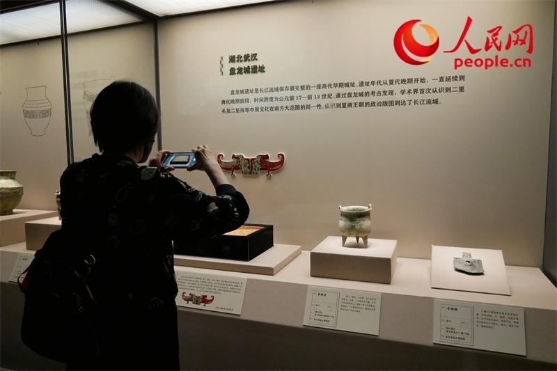 今年9月，觀眾正在參觀“鑒往知遠(yuǎn)——新時(shí)代考古成果展”。人民網(wǎng)記者 韋衍行攝