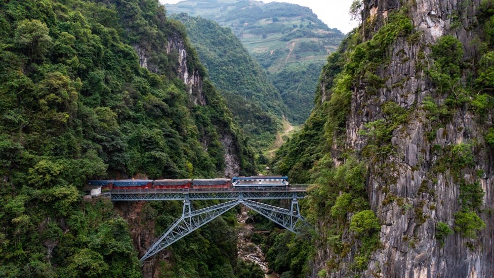 2023年6月20日，一列火車駛過人字橋。