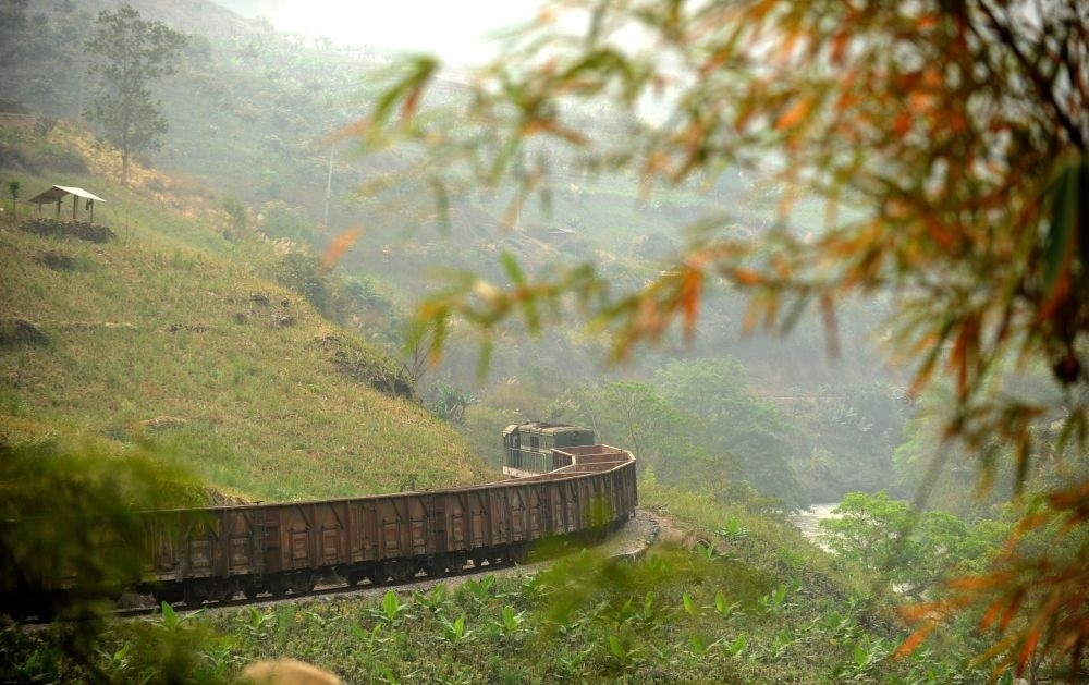 這是行駛在滇越鐵路云南省屏邊縣境內(nèi)的貨運(yùn)列車（2012年3月9日攝）。