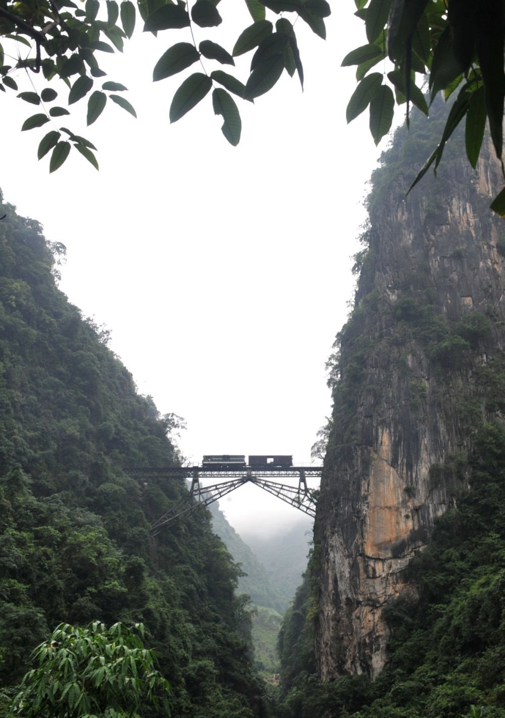 2009年6月1日，一列小火車從人字橋上通過。