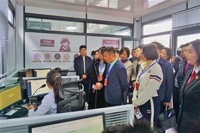  在昆明中院訴前調(diào)解工作室內(nèi)，代表們觀摩法官線上調(diào)解。