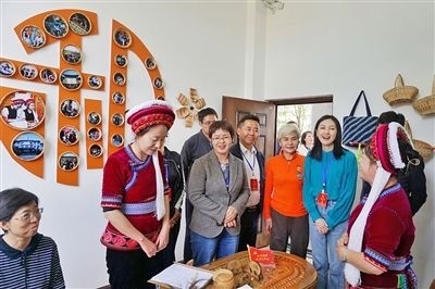  在大理法院喜洲法庭，代表們與“金花調(diào)解員”共同探討民族特色調(diào)解工作方法。