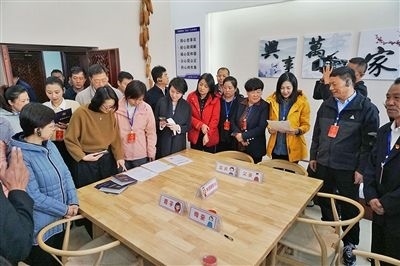  在劍川法院家事調(diào)解室內(nèi)，該院制作的《離婚證明書》引起了代表們的關注。