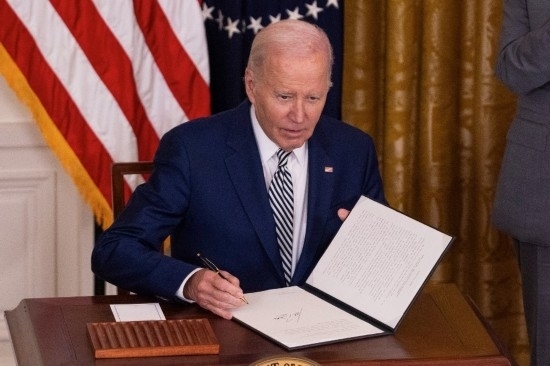 10月30日，美國總統(tǒng)拜登在華盛頓白宮簽署人工智能監(jiān)管行政令。新華社發(fā)（亞倫攝）