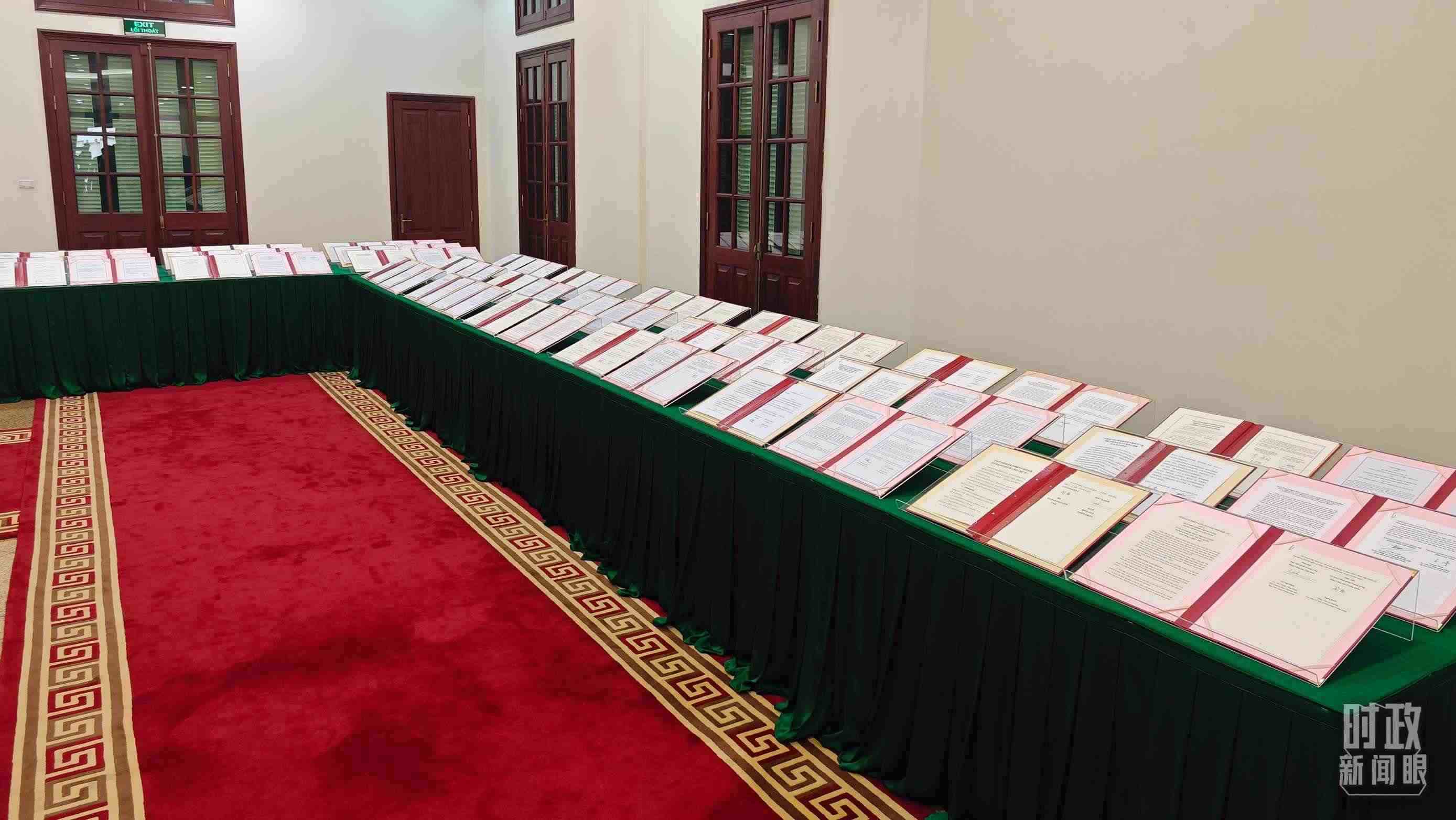 △會談后，兩黨總書記共同見證雙方簽署的雙邊合作文件展示，涵蓋共建“一帶一路”等30多個領域。（總臺央視記者耿小龍拍攝）