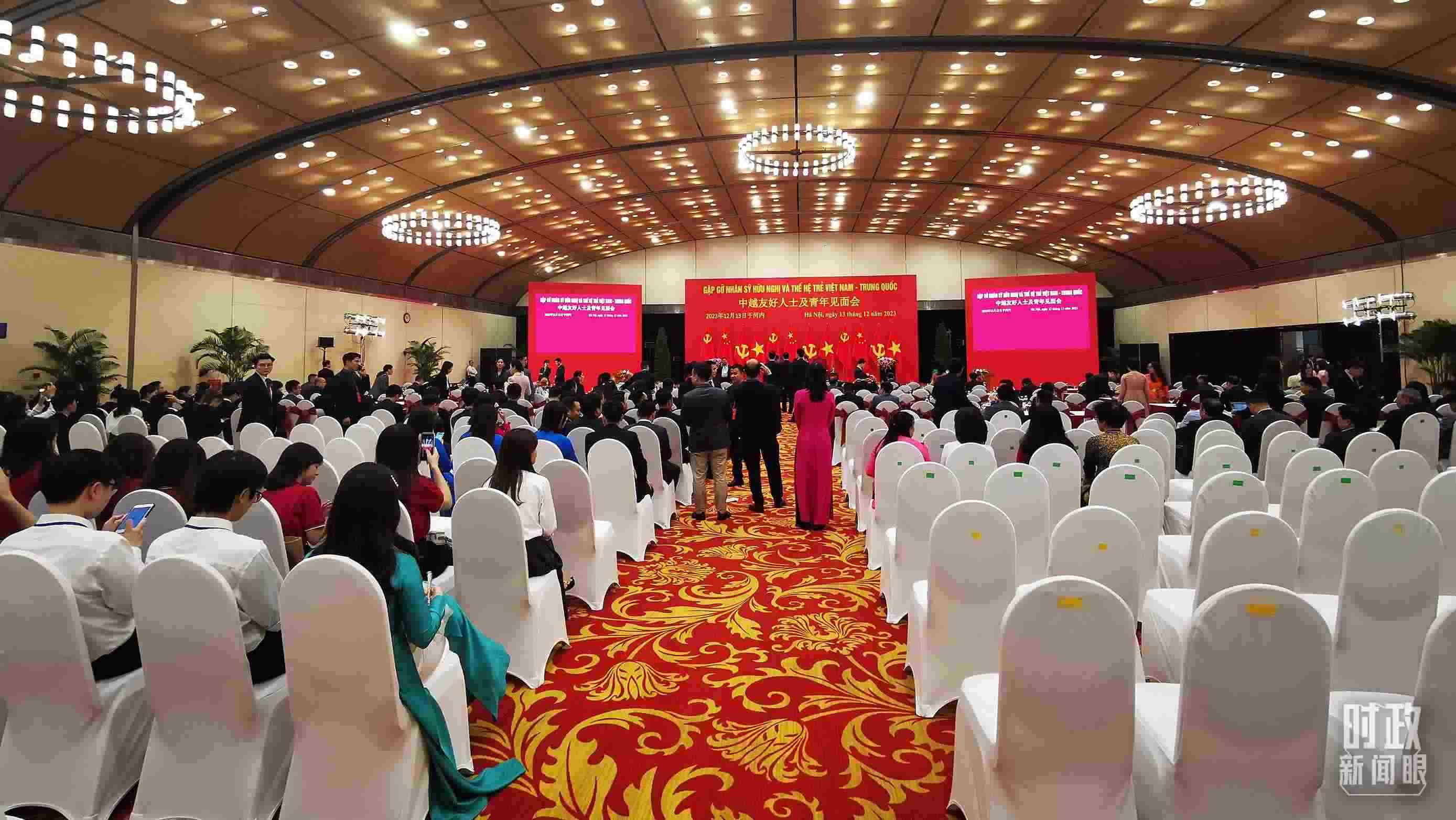 △習近平出席中越友好人士及青年見面會。這是見面會開始前的場景。（總臺央視記者荊偉拍攝）