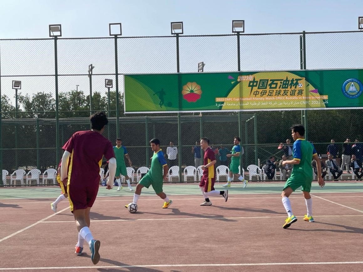 12月14日，中國(guó)石油（伊拉克）魯邁拉片區(qū)舉辦公共開(kāi)放日和足球友誼賽。中國(guó)石油工程建設(shè)有限公司魯邁拉項(xiàng)目代表隊(duì)與巴士拉大學(xué)代表隊(duì)進(jìn)行了比賽，巴士拉大學(xué)代表隊(duì)獲勝。文學(xué)軍攝