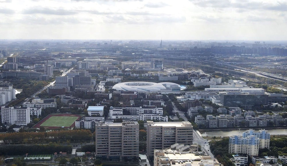 這是2023年11月25日在上海浦東新區(qū)張江科學(xué)城拍攝的形如鸚鵡螺的大科學(xué)裝置上海光源（中）（無人機照片）。新華社記者 方喆 攝