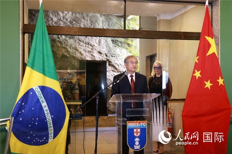 中國攝影家協(xié)會駐會副主席鄭更生在攝影展開幕式上致辭。 人民網(wǎng)記者 陳海琪攝