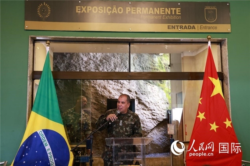 科帕卡瓦納要塞司令亞歷山大·羅伯托在攝影展開幕式上致辭。 人民網(wǎng)記者 陳海琪攝