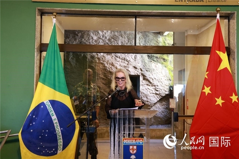 山河文化促進中心執(zhí)行總裁瑪西婭·梅爾基奧爾在攝影展開幕式上致辭。 人民網(wǎng)記者 陳海琪攝