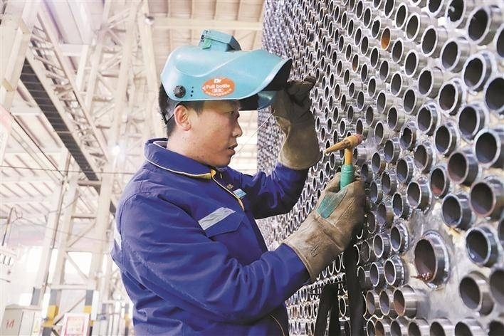 邵旭鵬在車(chē)間進(jìn)行電焊作業(yè)。受訪者供圖