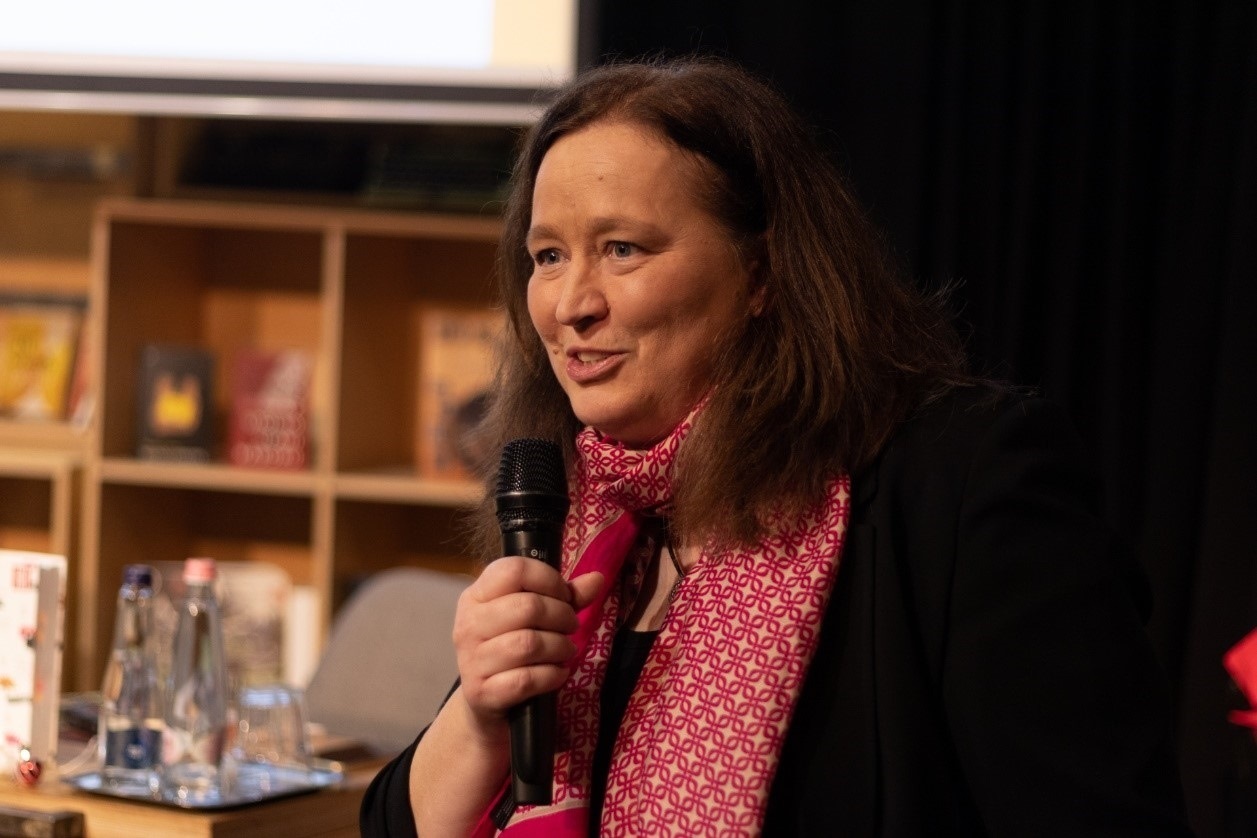 本書譯者宗博莉·克拉拉主持讀書分享會。摩爾多瓦尼·巴爾納巴斯攝