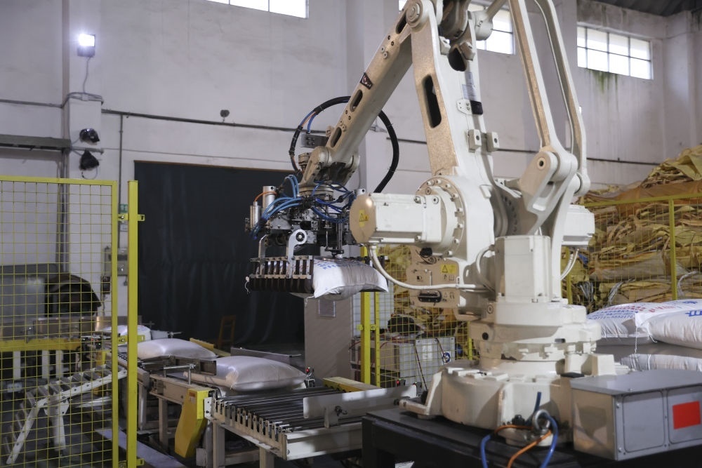 12月14日，在廣西來賓東糖鳳凰有限公司，機械臂在廠房碼放白砂糖成品。