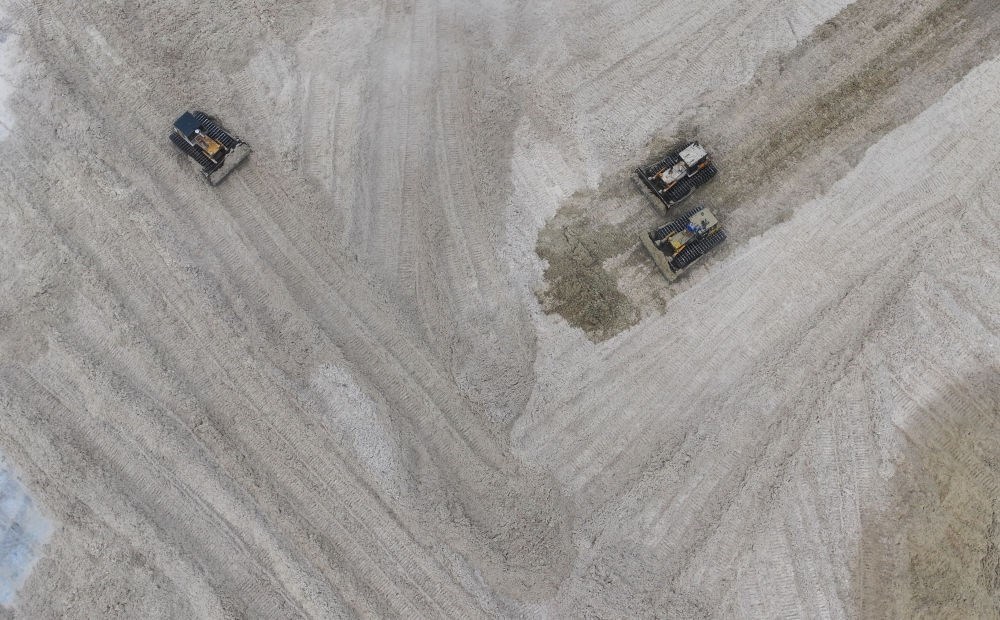 12月12日，在廣西湘桂華糖制糖集團來賓紙業(yè)有限責任公司，工作人員在整理蔗渣（無人機照片）。