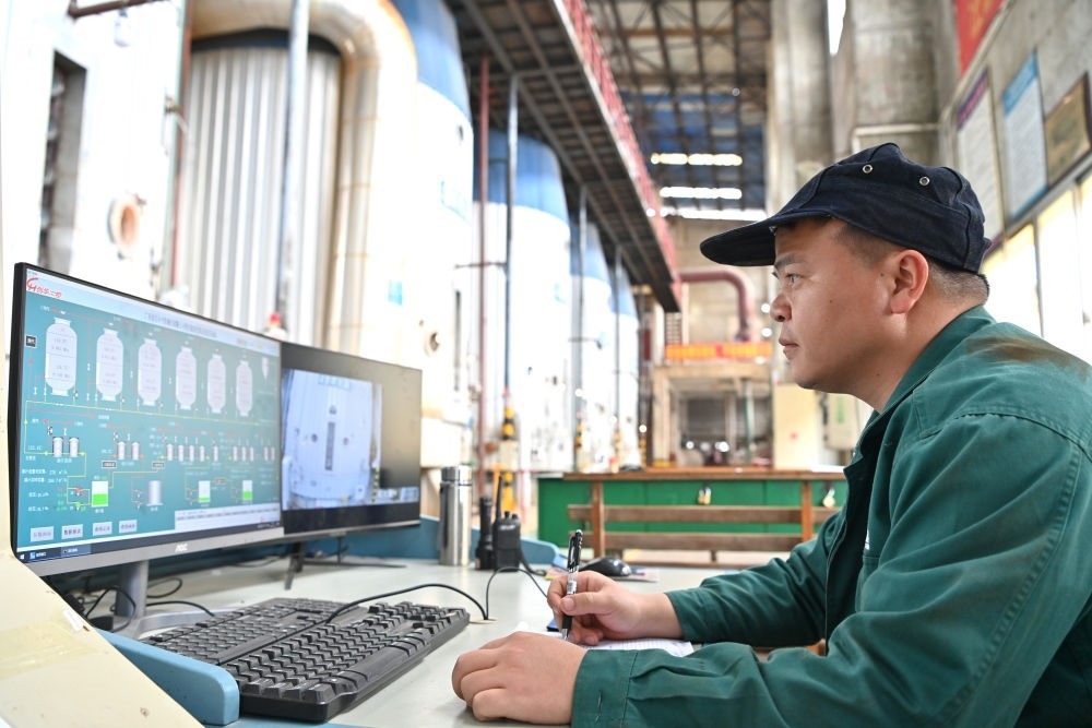 12月12日，工作人員在廣西來賓小平陽湘桂制糖有限公司監(jiān)控蒸發(fā)系統(tǒng)。