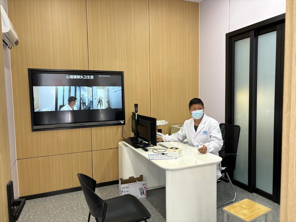 　　村里的值班醫(yī)生在線上連接三甲醫(yī)院的醫(yī)生對患者進(jìn)行會診。
