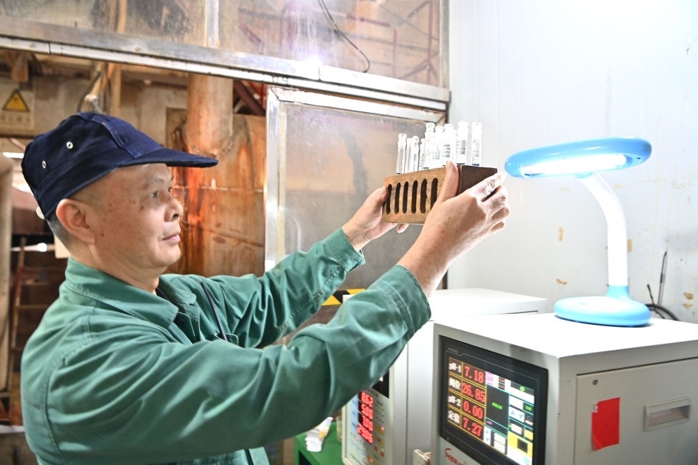 12月12日，廣西來賓小平陽湘桂制糖有限公司的工作人員在檢測糖漿樣品。