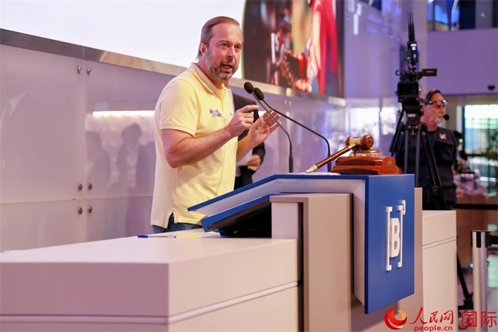 巴西礦產(chǎn)和能源部部長(zhǎng)亞歷山大·西爾維拉發(fā)表致辭。人民網(wǎng)記者 宋亦然攝