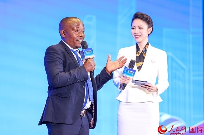 來自烏干達(dá)坎帕拉—恩德培機(jī)場(chǎng)高速公路項(xiàng)目的赫爾曼（左）被評(píng)為中國交建共建“一帶一路”最美外籍建設(shè)者之一。人民網(wǎng)記者 趙益普攝