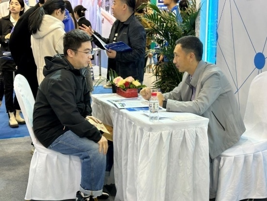 沈陽招聘會現(xiàn)場。人民網(wǎng)記者 尹柏寒?dāng)z