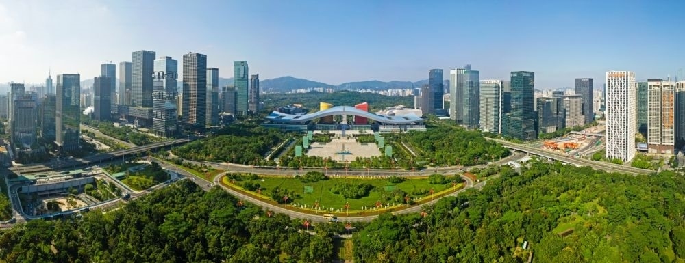 這是在廣東省深圳市拍攝的深圳市民中心和蓮花山公園一線（2020年10月2日攝，無人機照片）。新華社記者 梁旭 攝