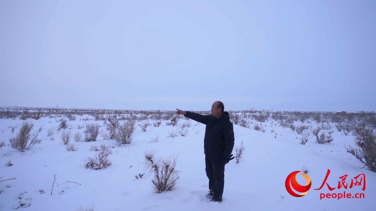 馬曉華向采訪團介紹林場情況。人民網(wǎng) 周靜圓攝