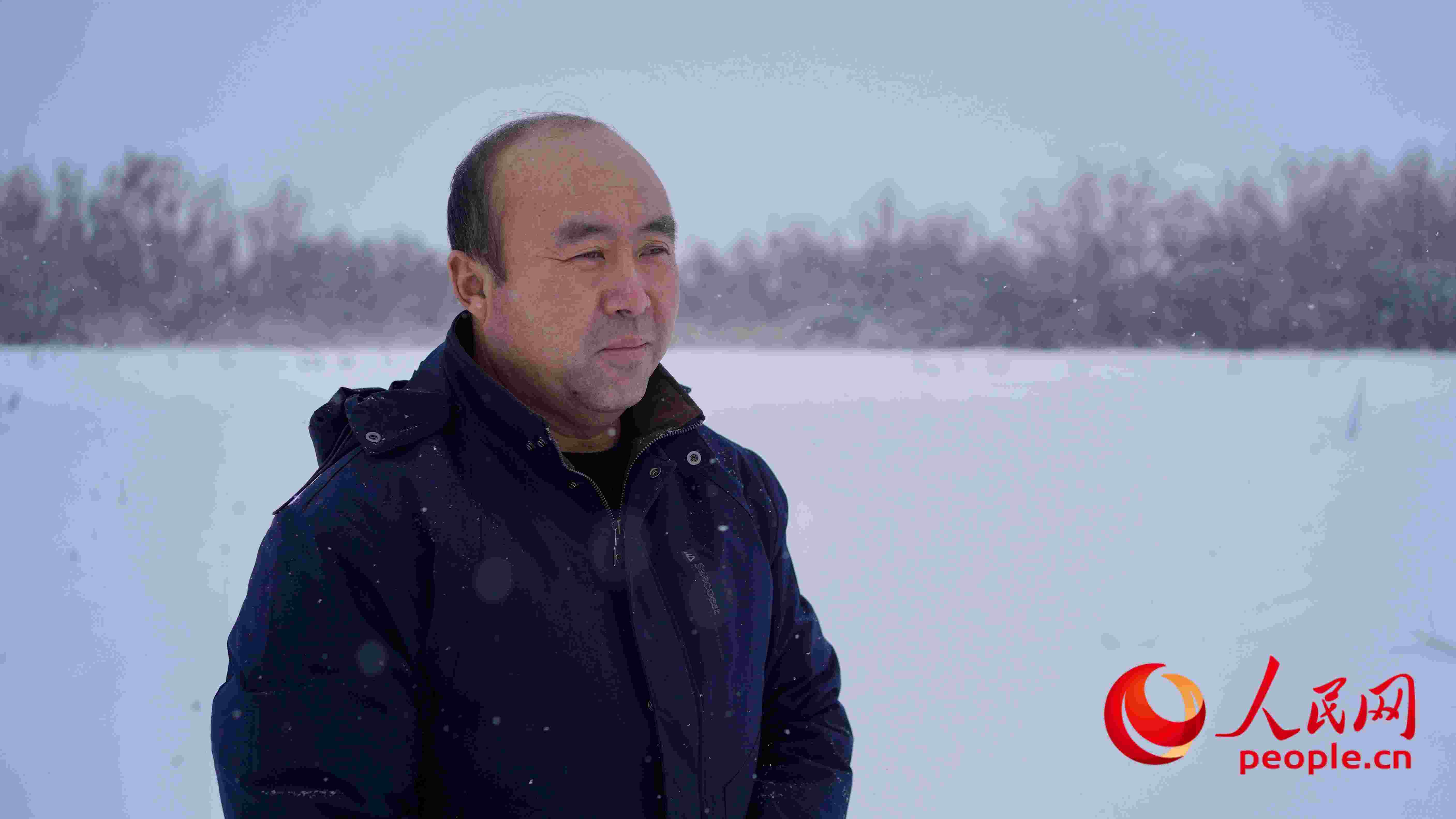 馬曉華回憶當年和父親一起種樹的情形，滿是懷念。人民網(wǎng) 周靜圓攝