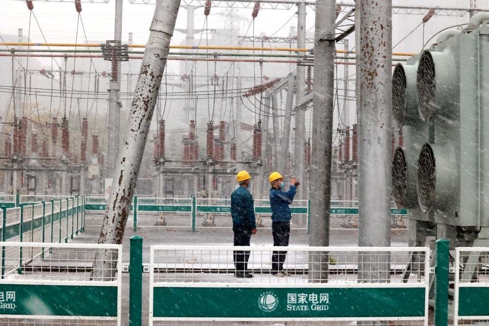 △國網(wǎng)壽光市供電公司變電運維人員在檢查變電站積雪情況。