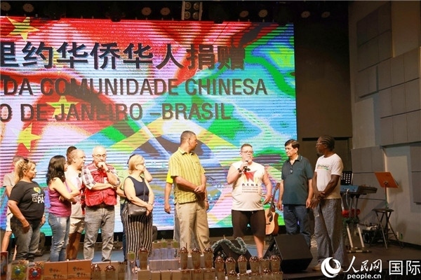 兒童殘障教育中心負(fù)責(zé)人胡里奧向捐贈(zèng)方表示感謝。人民網(wǎng)記者 陳海琪攝