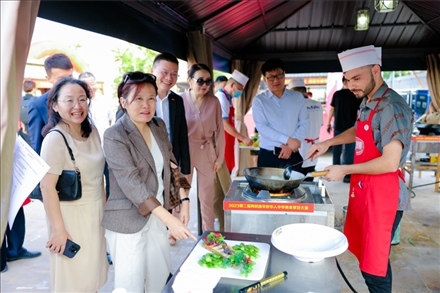 嘉賓現(xiàn)場觀摩。阿聯(lián)酋上海總商會暨同鄉(xiāng)會供圖