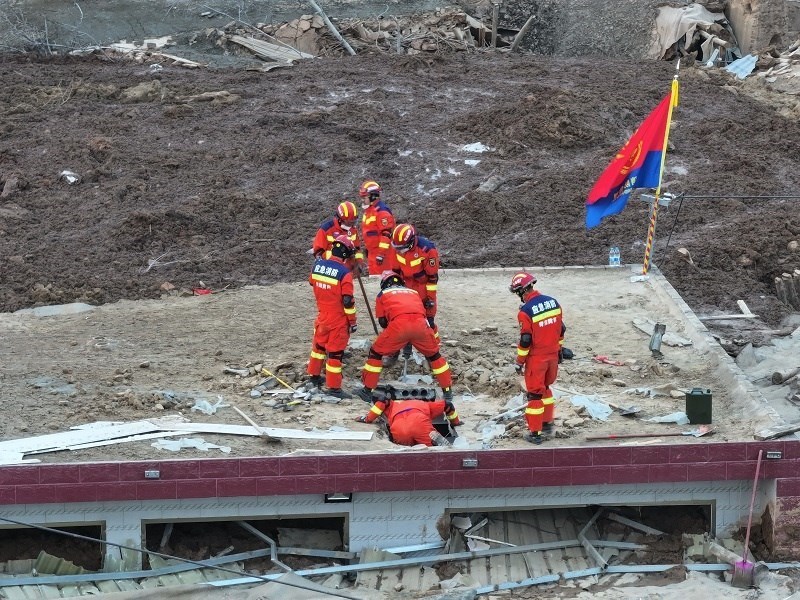 救援人員在現(xiàn)場。賀勇攝。